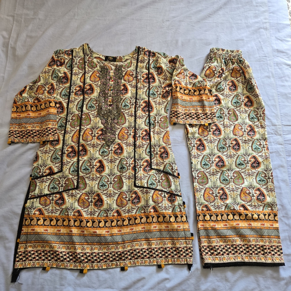 ZARA CH 2-Piece Kurta Set – S/M – Paisley Print with Sequined Detail